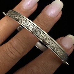NICE UNIQUE VINTAGE ESTATE STERLING SILVER IVY OVAL CHARM BANGLE BRACELET 7.25”