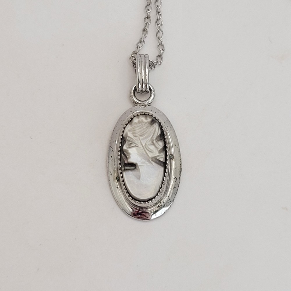 Vintage Sarah Coventry Silver Plated Mother of Pearl Cameo Pendant Necklace