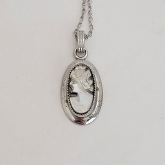 Vintage Sarah Coventry Silver Plated Mother of Pearl Cameo Pendant Necklace