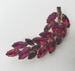 Vtg Leaf Brooch Pin Pink Purple Rhinestones Gold Tone Prong Set Faceted Stones