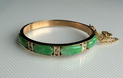 18K YELLOW GOLD JADEITE JADE & DIAMOND OVAL HINGED BANGLE BRACELET SIZE 6”