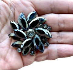 MCM Juliana D&E/ DeLizza Elster Black Crystal Pinwheel Brooch, 1-7/8″W