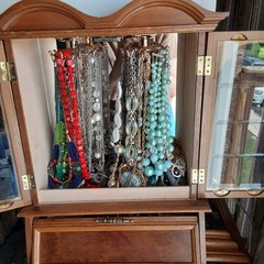 LARGE WOOD JEWELRY BOX FILLED with VINTAGE 150+ PIECES COSTUME JEWELRY