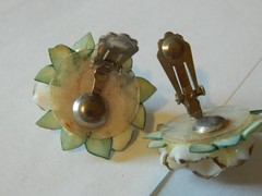 VTG 1950S 60S HAND MADE SEA SHELL CLIPON EARRINGS WHITE AND GREEN CUTE FLORIDA