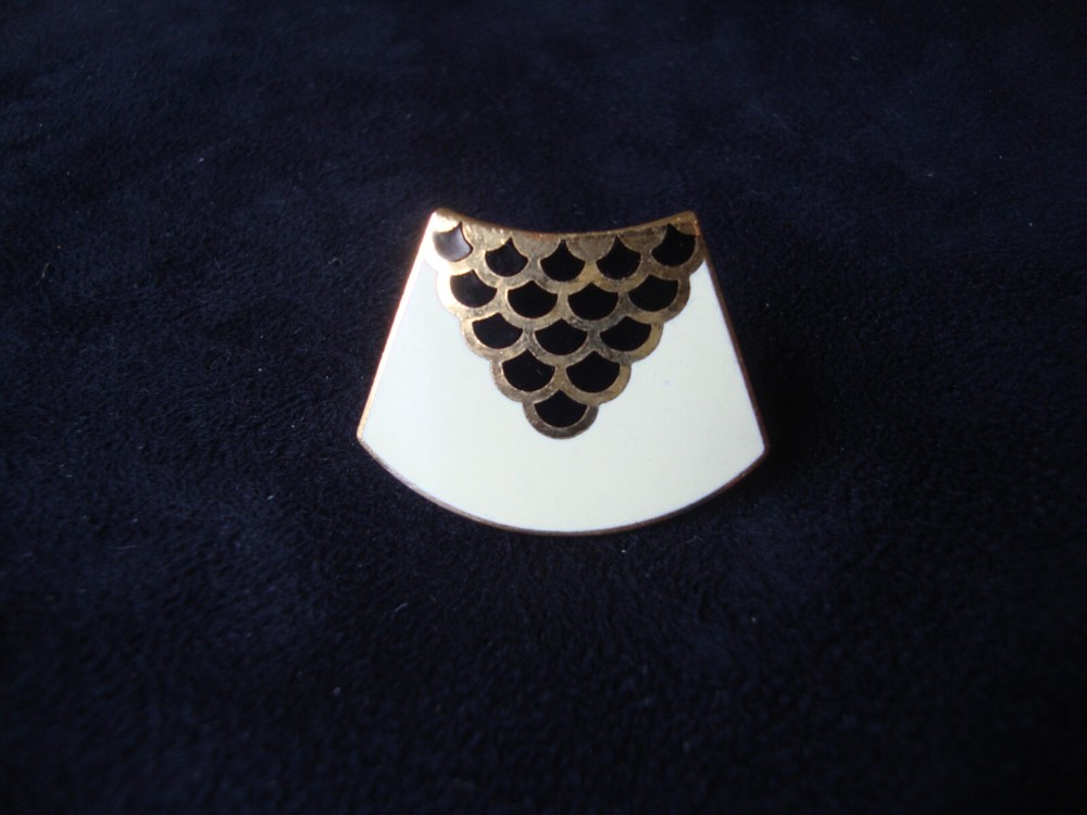 Vintage Retro Abstract Fan Cloisonne Black & White Enamel Gold Tone Scarf Clip