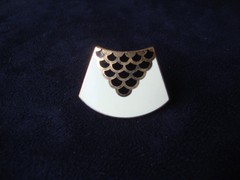Vintage Retro Abstract Fan Cloisonne Black & White Enamel Gold Tone Scarf Clip