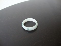 VINTAGE 1970s HONG KONG HANDMADE MOTTLE LIGHT GREEN JADE 2MM X 6MM BAND SZ 11.25