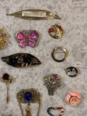 Lot of 19 Varied Size & Styled Pin Brooches Jewelry Some Vintage Some Modern