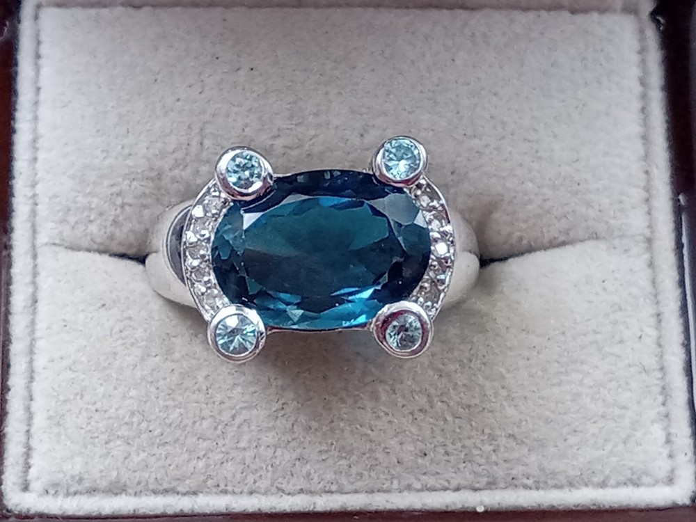 Sterling Silver London Blue Topaz Ring w. Light Blue Topaz Accents – Size 10.5