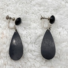 Vintage Black Flower Earrings Tole Painted Floral Screw Backs Teardrop 1.5″