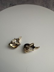VINTAGE CORO CLIP-ON ERRINGS THERMOSET PLASTIC STONE SET SWIRLING GOLD-TONE