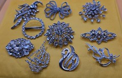 ~VINTAGE LOT OF 10 RHINESTONE JEWELRY PIN / BROOCH AUSTRIA DECO MCM 1950s ETC.~