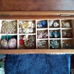 LARGE WOOD JEWELRY BOX FILLED with VINTAGE 150+ PIECES COSTUME JEWELRY