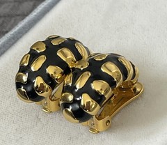 Vtg Signed Graziano Raised Gold Tone Design & Black Enamel Clip On Earrings 1”