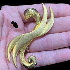 Vintage Tona Brooch Matte Shiny Goldtone Swirl 3-1/8″ Long