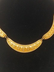AVON 1987 ROMAN RICHES bold goldtone raised scroll beads designs collar necklace