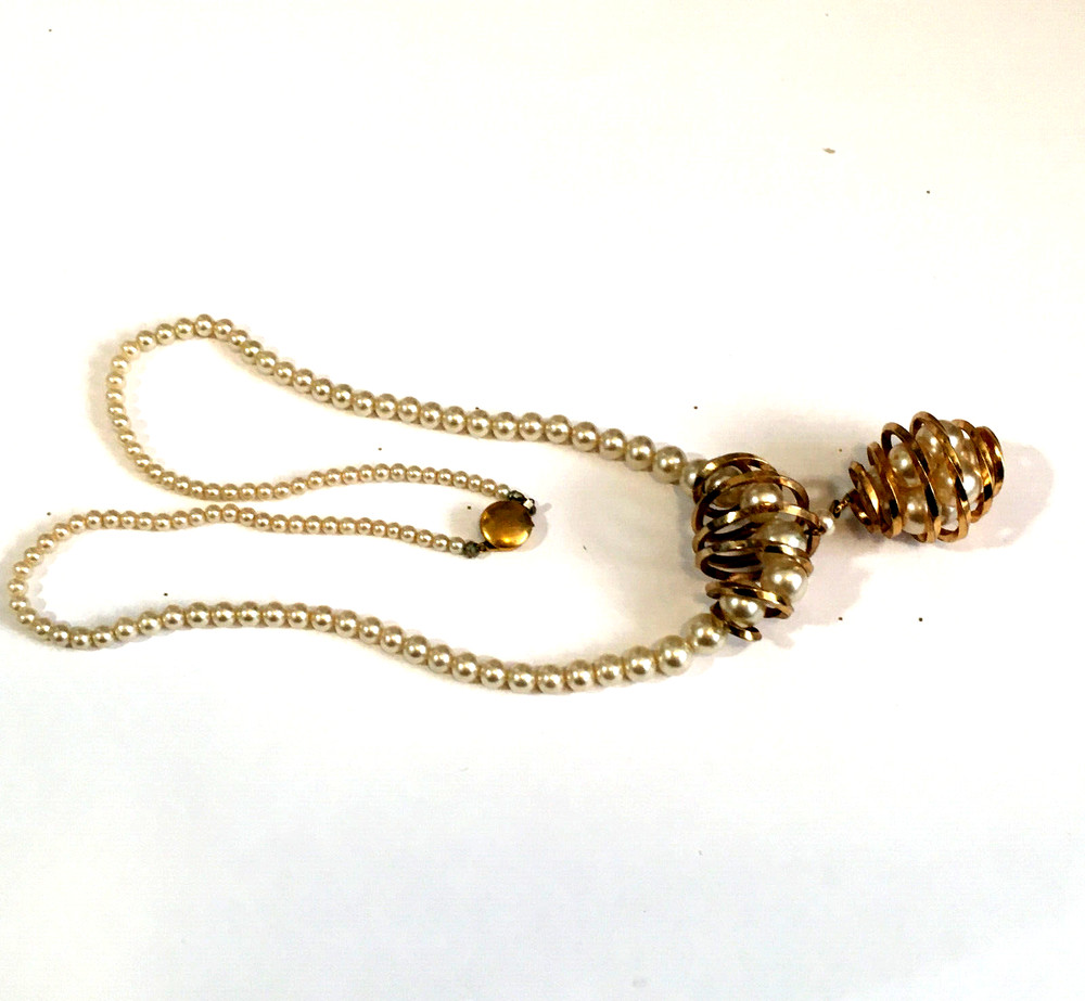 VTG GRADUATING FAUX PEARLS METAL WRAPPED PENDANT OLD CLASP 14″ BOUGIE FUN