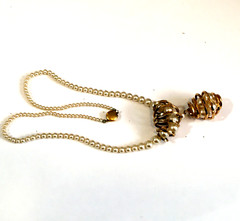 VTG GRADUATING FAUX PEARLS METAL WRAPPED PENDANT OLD CLASP 14″ BOUGIE FUN