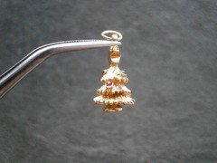 Christmas Tree Vintage Shiny Goldtone & Crystals Bracelet Charm Pendant 2.0g
