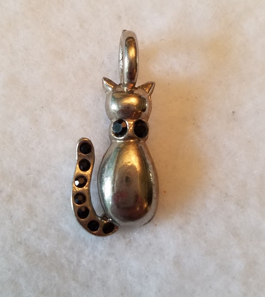 K.I.S. SILVERTONE BLACK RHINESTONE SITTING CAT PENDANT 1″ X 3/8″ NO CHAIN