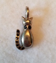 K.I.S. SILVERTONE BLACK RHINESTONE SITTING CAT PENDANT 1″ X 3/8″ NO CHAIN