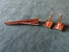 VINTAGE HICKOK GOLDTONE TIE BAR CLIP AND CUFFLINKS SET WITH SILVER ACCENT, CASE