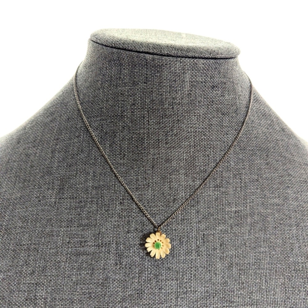 Vintage Carved Celluloid Cream Flower Daisy Dainty Delicate Pendant Necklace 16″