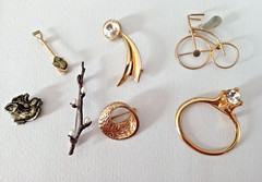 Vintage to now gold/silver tone mixed materials brooch lot 17 pieces