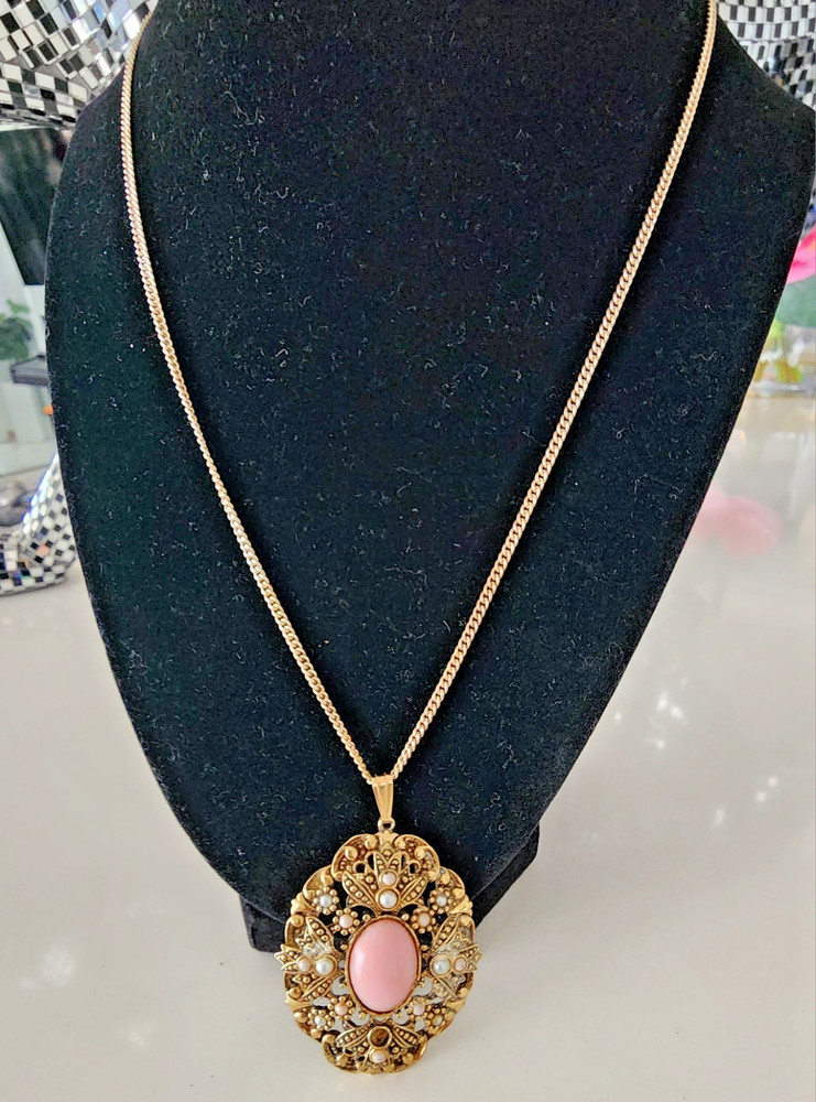 1974 Vintage Signed Avon Queen Anne’s Lace Pink Cabochon 24″ Necklace – Jewelry
