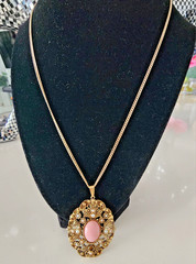 1974 Vintage Signed Avon Queen Anne’s Lace Pink Cabochon 24″ Necklace – Jewelry