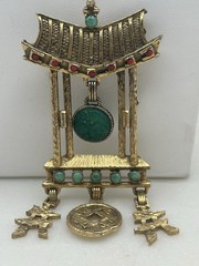 Vintage Juliana D&E Book Piece Gong Stand Pendant Necklace