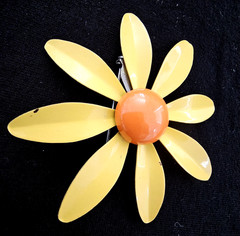 Pair of Vtg Yellow Orange Enamel Daisy Flower Brooches Pins 2.5″ Mod 60s Retro