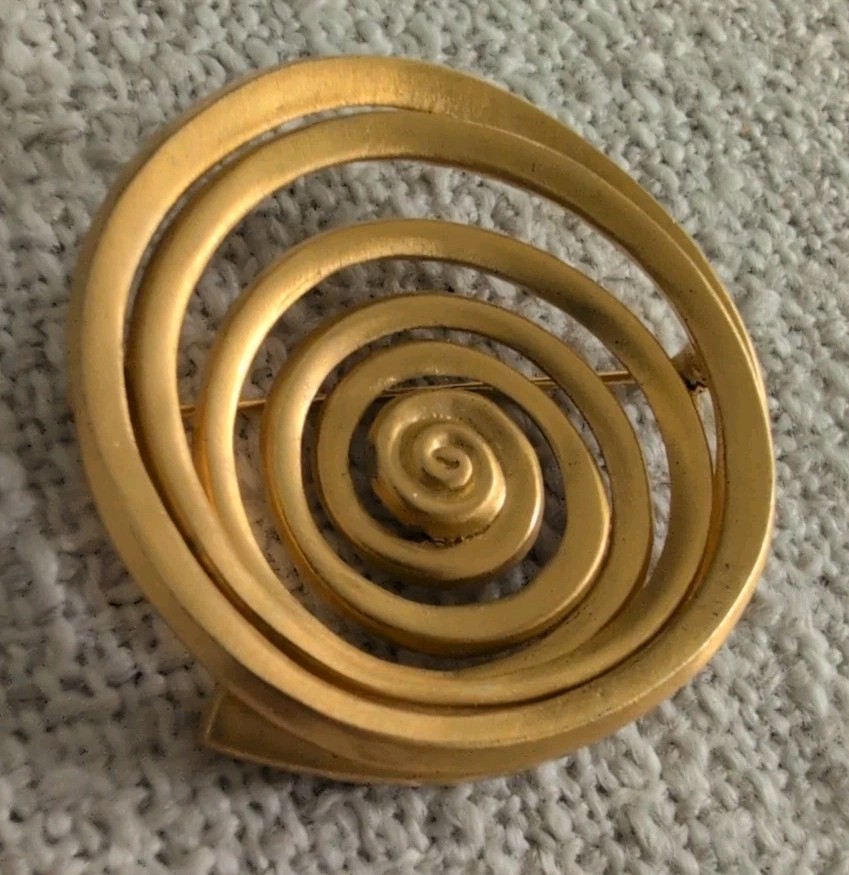 MUSEUM OF MODERN ART MODERNIST SWIRL MATTE GOLD TONE PIN BROOCH
