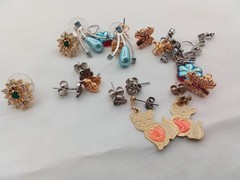 10 LOT D VINTAGE ESTATE PIERCED EARRINGS ALL DAINTY SOME HUGGIE & DANGLE