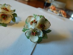 VTG 1950S 60S HAND MADE SEA SHELL CLIPON EARRINGS WHITE AND GREEN CUTE FLORIDA