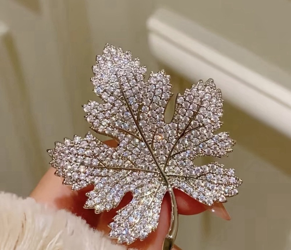 Luxury Maple Leaf Brooch KC Golden Plated Zinc Alloy Mosaic Jewelry Pin Brooch