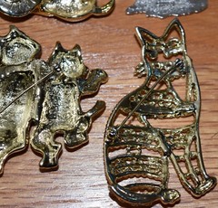 Lot of 8 VTG Cat Pins Brooch Brushed Gold Tone Silver Tone AJC TWC LR Tabby
