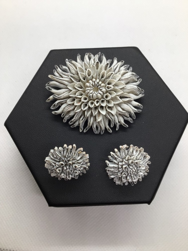 Vintage 1950’s Bubbleite Featherlight Celluloid Floral Brooch & Clip Earring Set