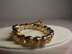 VINTAGE GOLDTONE METAL FAUX PEARL LINED ROUND BROOCH 1 1/8″ ROUND
