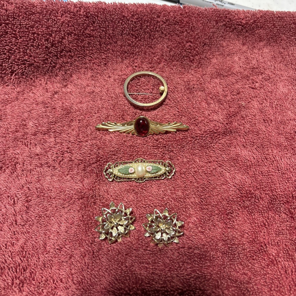 4 Pieces Vintage Costume Jewelry Unmarked 3 Brooches 1 Pair Clip On Earrings