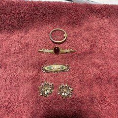 4 Pieces Vintage Costume Jewelry Unmarked 3 Brooches 1 Pair Clip On Earrings