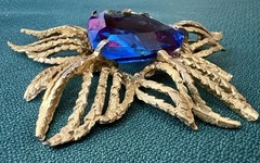 RETRO DRAMATIC VINTAGE COSTUME GILT METAL STAR LARGE PURPLE BLUE STONE BROOCH