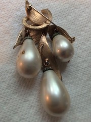 VTG. MARVELLA DANGLE FAUX PEARL ELEGANT STATEMENT BROOCH-PIN LIGHT GOLD TONE
