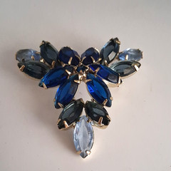 Vintage Blue Navette Prong Set Glass Rhinestones Gold Tone Brooch Pin 2 1/4″