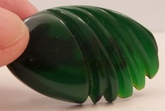 BAKELITE CARVED GREEN CLIP Vintage DECO Plastic 1-5/8×1 PIN, NO CHIPS Scarf Clip