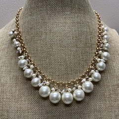 Modern Faux pearl and rhinestone beaded Avon necklace in gold tone metal