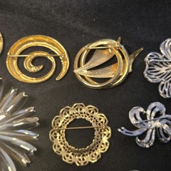 14 VINTAGE GOLD SILVER TONE COSTUME JEWELRY ESTATE BROOCH LOT TRIFARI NAPIER AAi