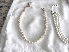 LOT OF 17 PIECES OF VINTAGE COSTUME JEWELRY NECKLACES & BRACELETS ALL WEARABLE
