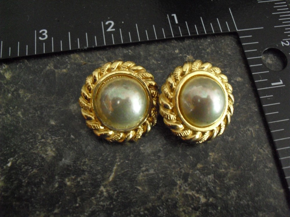 Vintage Carol Lee Signed Gold Tone Metal Fancy Earrings 1 1/8″ Wide