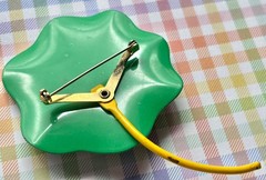 RARE VINTAGE EARLY 1960s MOD POP ART FLOWER PIN GREEN & YELLOW 💚💛 PETALS